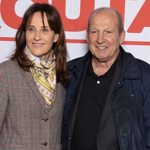 Clara Paban, compagne de longue date de Rolland Courbis, a publié sur Instagram un message profondément émouvant pour saluer la mémoire de l’ancien entraîneur et consultant. 

Clara Paban Courbis et Rolland Courbis assistent à l'avant-première du film 'Le Routard' à Max Linderà Paris, France. Photo par Nasser Berzane/ABACAPRESS.COM