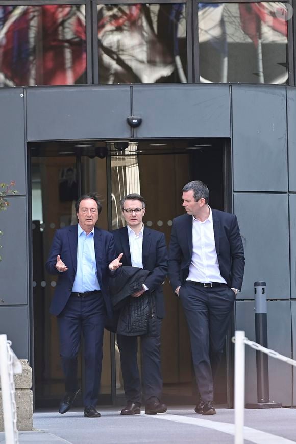 "Il joue offensif, moi plutôt fond de court", résume Michel-Édouard Leclerc, à nos confrères des "Echos", décrivant deux stratégies différentes mais compatibles au sommet de la distribution.

Michel Edouard Leclerc - President du Comite Strategique des Centres E Leclerc, Dominique Schelcher, Thierry Cotillard - President de ITM ALIMENTAIRE INTERNATIONAL - Conférence de presse sur le coronavirus Covid-19 au ministère de l'économie le 15 mars 2020.
© JB Autissier / Panoramic / Bestimage