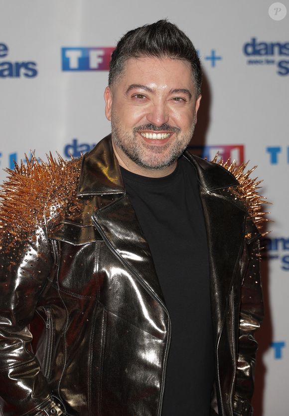 Le danseur confie en effet dessiner lui-même la grande majorité de ses vêtements de scène.

Chris Marques - Photocall de lancement de la saison 2026 de "Danse avec les stars" (DALS) au siège de TF1 à Boulogne-Billancourt le 18 décembre 2025. © Coadic Guirec/Bestimage
