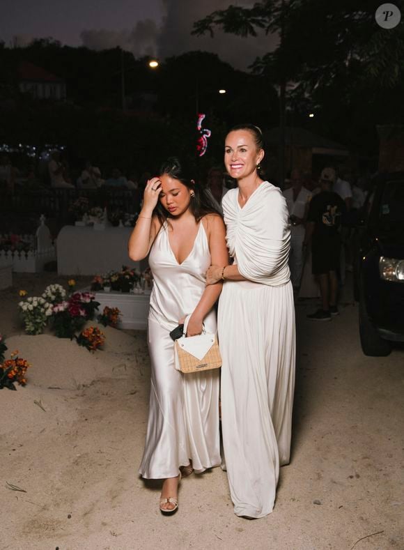 Exclusif - Hommage de Laeticia Hallyday et de sa fille Joy pour le huitième anniversaire de la mort de Johnny Hallyday au cimetière de Lorient sur l'île de Saint-Barthélemy, Antilles françaises, France, le 5 décembre 2025. © Sam Delpech/Bestimage Pour infos voir vendeur
