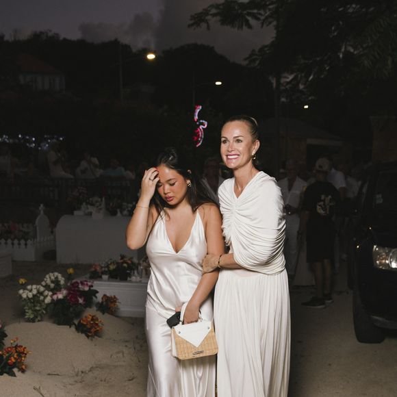 Exclusif - Hommage de Laeticia Hallyday et de sa fille Joy pour le huitième anniversaire de la mort de Johnny Hallyday au cimetière de Lorient sur l'île de Saint-Barthélemy, Antilles françaises, France, le 5 décembre 2025. © Sam Delpech/Bestimage Pour infos voir vendeur