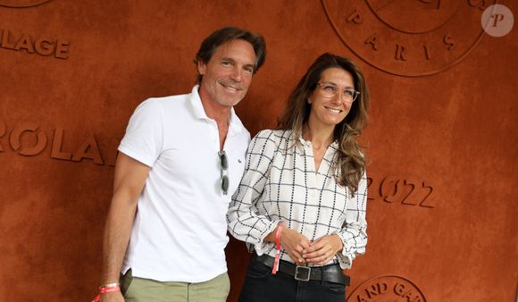 Mais une fois par an, elle ressent le besoin de tout couper avec son compagnon Nicolas et leur fille Amalya.

Nicolas Vix et sa compagne Anne-Claire Coudray au village (jour 13) lors des Internationaux de France de Tennis de Roland Garros 2022 à Paris, France, le 3 juin 2022. © Dominique Jacovides/Bestimage
