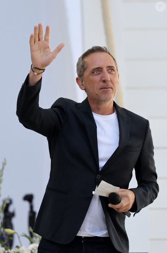 Gad Elmaleh - Le président de la République française E.Macron et la première dame B.Macron assistent à la messe donnée par le pape François au stade Vélodrome de Marseille, le 23 septembre 2023. 
© Dominique Jacovides / Bestimage