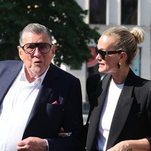 Laeticia Hallyday et Jean-Claude Camus - Arrivées aux obsèques de Philippe Labro en l'église de Saint-Germain-des-Prés à Paris le 13 juin 2025. © Dominique Jacovides - Christophe Clovis / Bestimage
