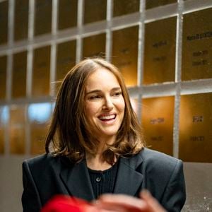 Natalie Portman a une plaque à son nom sur le mur des cinéastes de l'Institut Lumière décernée lors du Festival Lumière 2025 à Lyon le 14 octobre 2025. © Sandrine Thesillat / PsNewZ /Bestimage