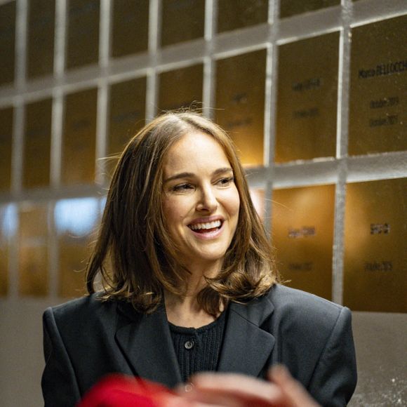 Natalie Portman a une plaque à son nom sur le mur des cinéastes de l'Institut Lumière décernée lors du Festival Lumière 2025 à Lyon le 14 octobre 2025. © Sandrine Thesillat / PsNewZ /Bestimage