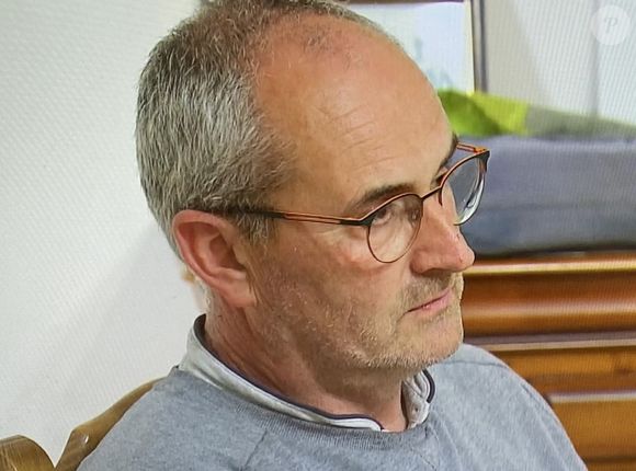 Gilles à la ferme avec ses prétendantes dans "L'amour est dans le pré"