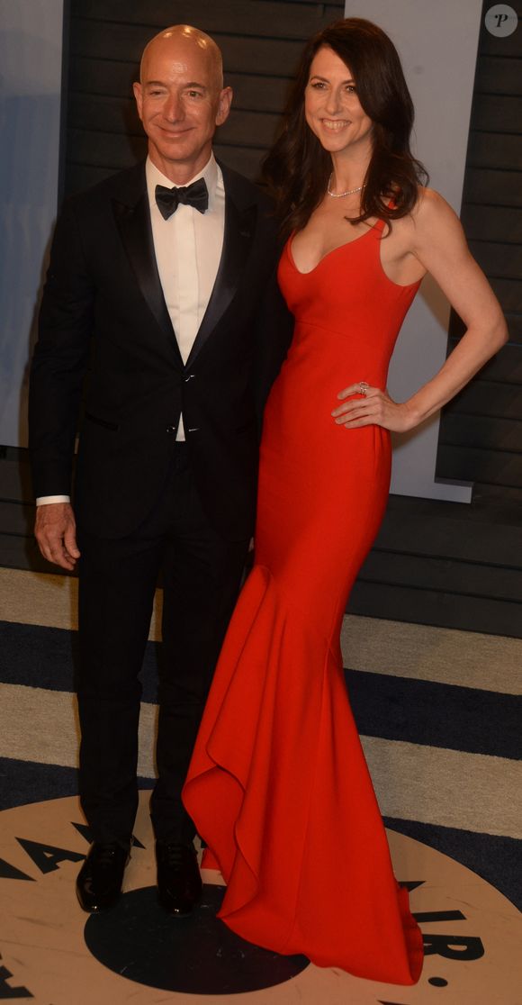 Elle a fait des dons de plusieurs millions de dollars à des associations. 

MacKenzie Scott, ex-femme de Jeff Bezos et Jeff Bezos
©Agence - Bestimage