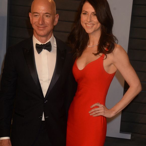 Elle a fait des dons de plusieurs millions de dollars à des associations. 

MacKenzie Scott, ex-femme de Jeff Bezos et Jeff Bezos
©Agence - Bestimage