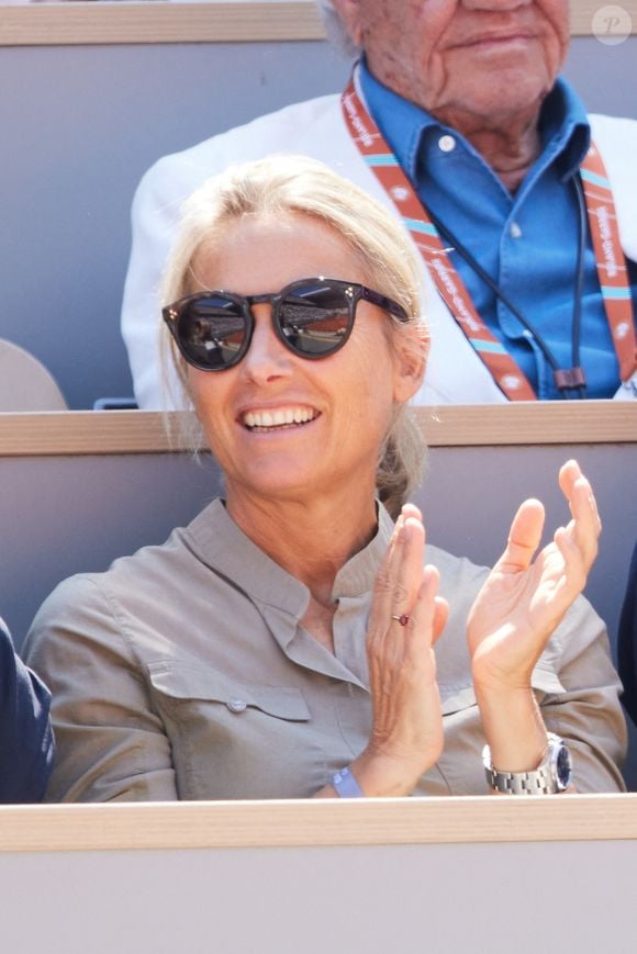 Anne-Sophie Lapix en tribunes lors des Internationaux de France de tennis de Roland Garros 2023 à Paris, France, le 2 juin 2023. © Moreau-Jacovides/Bestimage