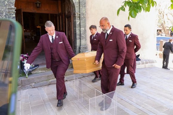 Cercueil de la défunte lors de la cérémonie d'obsèques de Chantal Nobel en l'église Notre-Dame de l'Assomption à Ramatuelle, France, le 7 mai 2026. © Franz Chavaroche/Bestimage