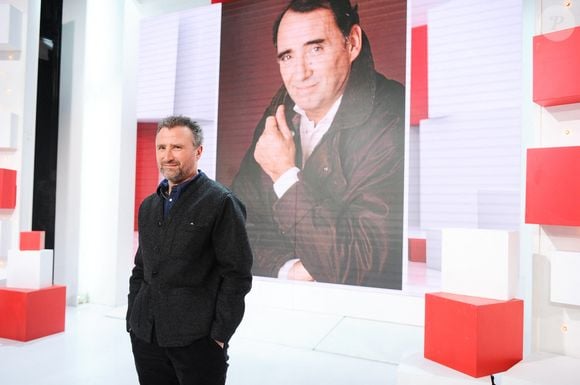 Un quotidien qui ressemble à celui de son père Claude Brasseur et de son grand-père Pierre Brasseur, tous les deux comédiens aussi.

Exclusif - Alexandre Brasseur - Enregistrement de l'émission Vivement dimanche en hommage à Claude Brasseur au studio Gabriel, presentée par Michel Drucker . Diffusion sur France 3 le 28/01/2024. © Guillaume Gaffiot/Bestimage