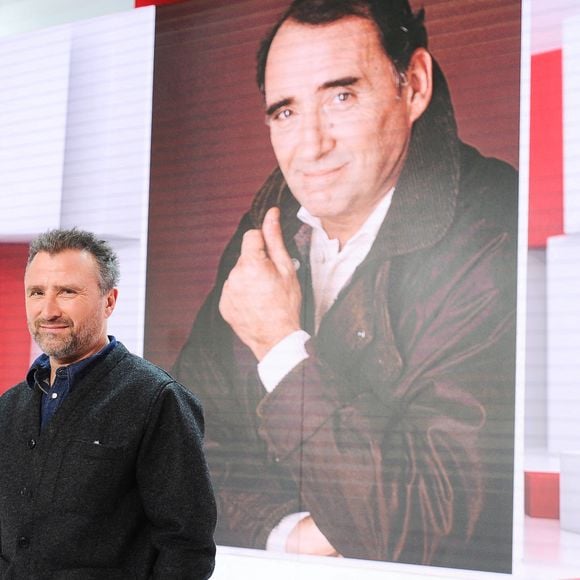 Un quotidien qui ressemble à celui de son père Claude Brasseur et de son grand-père Pierre Brasseur, tous les deux comédiens aussi.

Exclusif - Alexandre Brasseur - Enregistrement de l'émission Vivement dimanche en hommage à Claude Brasseur au studio Gabriel, presentée par Michel Drucker . Diffusion sur France 3 le 28/01/2024. © Guillaume Gaffiot/Bestimage