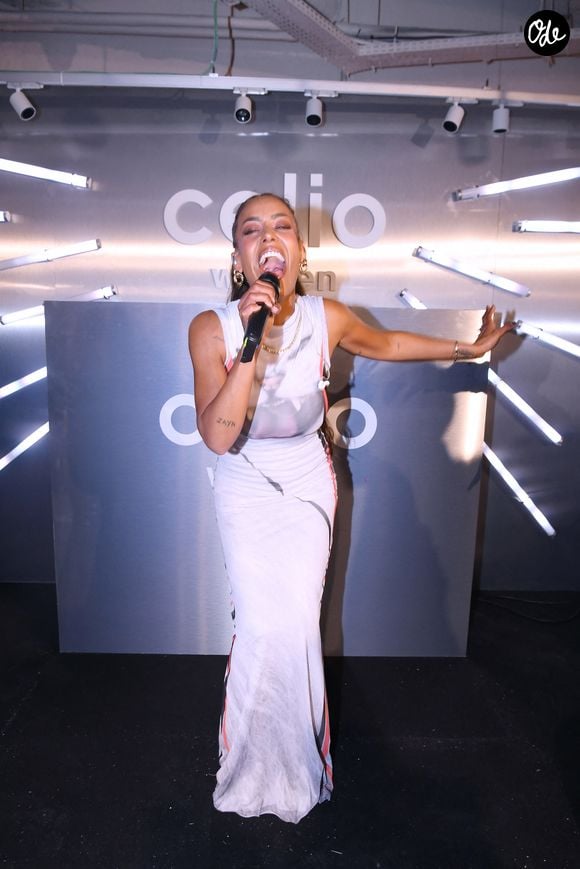 "Si je dois être malheureuse, si je dois vivre dans une forme d'injustice, si je dois vivre avec des cris, des insultes, ok, mais je veux essayer de comprendre”, a-t-elle expliqué.

Exclusif - Amel Bent lors de l'inauguration d'une boutique Célio Women au Forum des Halles à Paris, le 16 mars 2026. © Rachid Bellak / Bestimage