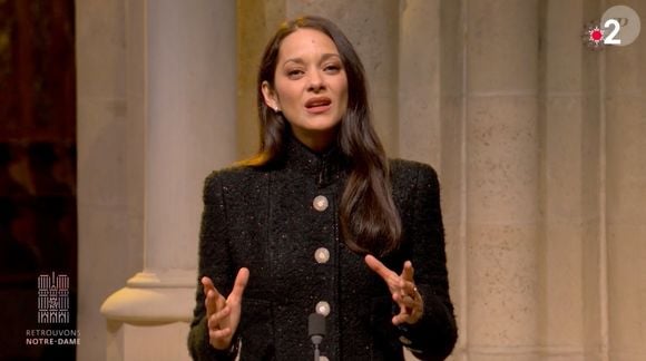 Marion Cotillard à la cérémonie de réouverture de Notre-Dame aux côtés du violoniste Yo-Yo Ma.