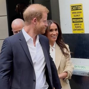 Le prince Harry, duc de Sussex et Meghan Markle, duchesse de Sussex, quittent leur hôtel par une porte dérobée à New York, le 23 avril 2025. Backgrid USA / Bestimage