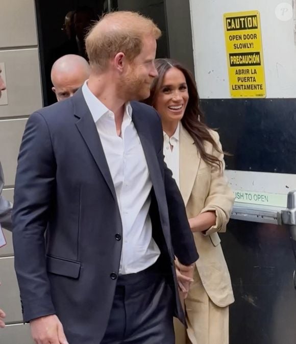 Le prince Harry, duc de Sussex et Meghan Markle, duchesse de Sussex, quittent leur hôtel par une porte dérobée à New York, le 23 avril 2025. Backgrid USA / Bestimage