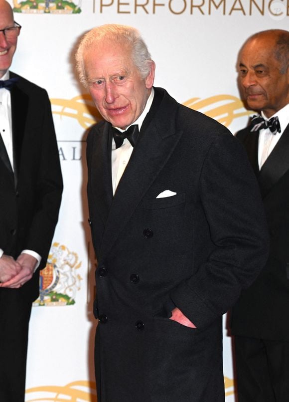 Une source du palais de Buckingham a d'ailleurs affirmé que son état de santé serait stable et sous contrôle avec une "évolution positive". 

Londres, ROYAUME-UNI - Charles arrive pour le 2024 Royal Variety Show au Royal Albert Hall à Londres.