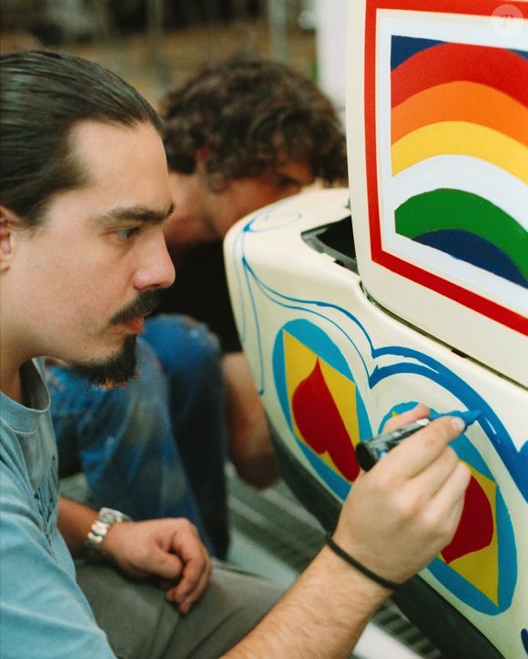 Inca Pagny a déjà plusieurs clients qui s'intéressent à ces voitures anciennes transformées en oeuvre d'art...

Inca Pagny en train de peindre une voiture avec son associé, photo partagée sur Instagram le 19 novembre 2024.