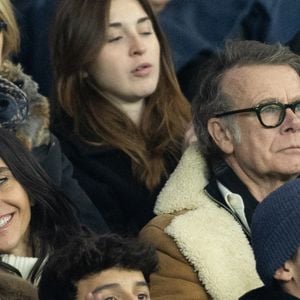 Franck Dubosc avec sa femme Danièle et leur fils - Célébrités dans les tribunes lors du match de Ligue des Champions entre le Paris Saint Germain contre Tottenham Hotspur Football Club (5-3) au Parc des Princes à Paris le 26 novembre 2025. © Cyril Moreau/Bestimage