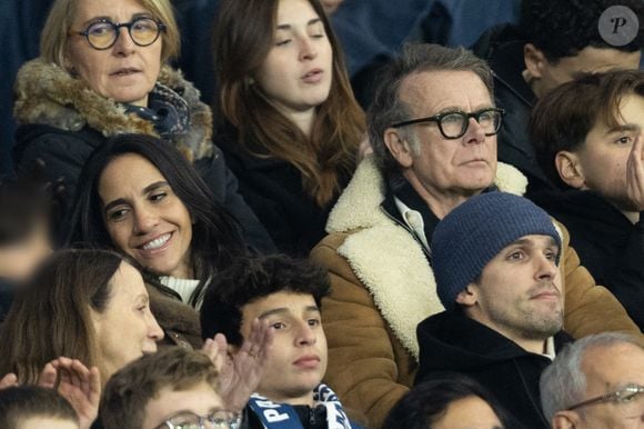 Franck Dubosc avec sa femme Danièle et leur fils - Célébrités dans les tribunes lors du match de Ligue des Champions entre le Paris Saint Germain contre Tottenham Hotspur Football Club (5-3) au Parc des Princes à Paris le 26 novembre 2025. © Cyril Moreau/Bestimage
