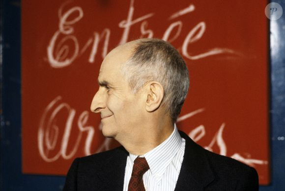 Son grand-père devait venir lui rendre visite en cachette...

Archives  - En France, à Paris, Louis de Funès sur le plateau de l'émission, devant un écriteau portant l'inscription "Entrée des artistes" le 29 décembre 1978.  Bernard Leguay via Bestimage