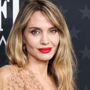 Angelina Jolie aux 30eme Critics Choice Awards au Barker Hangar de Los Angeles © Backgrid USA / Bestimage