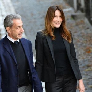 Nicolas Sarkozy, accompagné de sa femme Carla Bruni, sort de son domicile pour être incarcéré à la prison de La Santé à Paris, le 21 octobre 2025.

© Bestimage