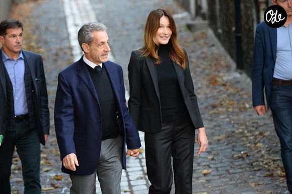 Nicolas Sarkozy, accompagné de sa femme Carla Bruni, sort de son domicile pour être incarcéré à la prison de La Santé à Paris, le 21 octobre 2025.

© Bestimage