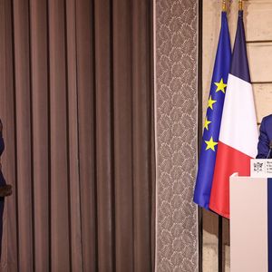 Stella McCartney, Emmanuel Macron - La créatrice S.McCartney est faite Chevalier de la Légion d'honneur par le président français E.Macron au palais de l'Elysée à Paris, le 5 mars 2026, lors de la Fashion Week à Paris. Cette distinction salue son parcours ainsi que son engagement dans l'univers de la création et de la mode.

BFA.com / Backgrid USA / Bestimage