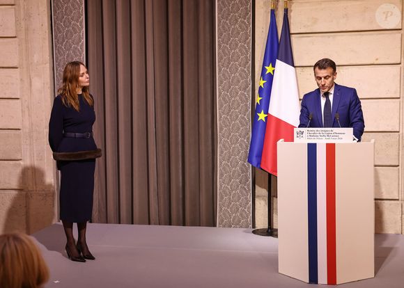 Stella McCartney, Emmanuel Macron - La créatrice S.McCartney est faite Chevalier de la Légion d'honneur par le président français E.Macron au palais de l'Elysée à Paris, le 5 mars 2026, lors de la Fashion Week à Paris. Cette distinction salue son parcours ainsi que son engagement dans l'univers de la création et de la mode.

BFA.com / Backgrid USA / Bestimage
