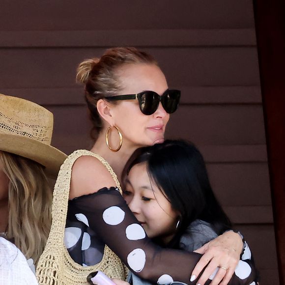 Exclusif - Prix Spécial - No Web - Laeticia Hallyday accompagnée de sa fille Jade à l'aéroport de Saint-Barthélemy-Rémy-de-Haenen où tout le monde se retrouve pour le 50ème anniversaire de Laeticia, à Saint-Jean, Saint-Barthélémy, Antilles françaises, France, le 15 mars 2025.