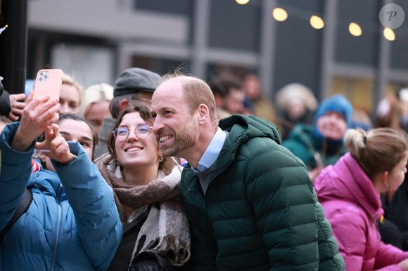 Le prince William, prince de Galles, fait des selfies avec la population lors de sa visite à Tallinn (Estonie), le 20 mars 2025. © Ian Vogler / Mirrorpix / Bestimage