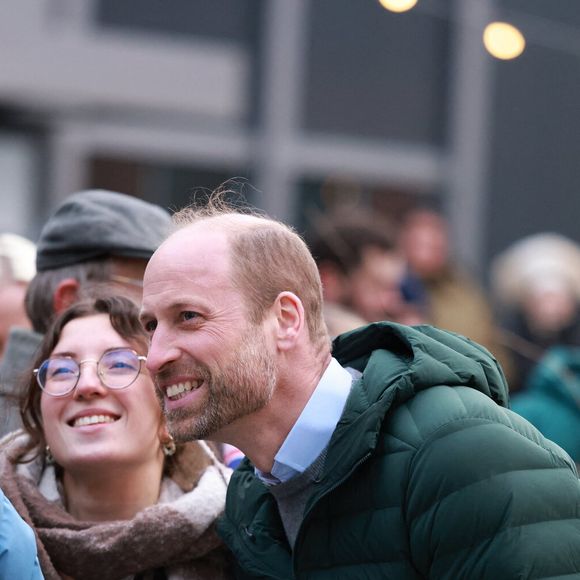 Le prince William, prince de Galles, fait des selfies avec la population lors de sa visite à Tallinn (Estonie), le 20 mars 2025. © Ian Vogler / Mirrorpix / Bestimage