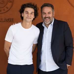 Bruce Toussaint et son fils Noé Toussaint au village lors des Internationaux de France de tennis de Roland Garros 2025. Paris, le 30 mai 2025. 
© Moreau / Jacovides / Bestimage