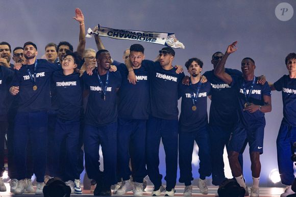 Nasser al-Khelaïfi (président du PSG), Luis Enrique, Luis Campos, Khvicha Kvaratkshelia,Gonçalo Ramos, Ousmane Dembélé, Marco Asensio, Kang-In Lee, Randal Kolo Muani, Senny Mayulu, Bradley Barcola, Ibrahim Mbaye, Gianluigi Donnarumma, Matvey Safonov, Lucas Lavallée, Arnau Tenas, Axel Tape, Noham Kamara, Achraf Hakimi, Presnel Kimpembe, Marquinhos, Lucas Hernandez, Nuno Mendes, Nordi Mukiele, Lucas Beraldo, Milan Skriniar, Yoram Zague, Joane Gadou, Naoufel El Hannach, Willian Pacho, Manuel Ugarte, Fabian Ruiz, Désiré Doué, Danilo Pereira, Vitinha, Gabriel Moscardo, Cher Ndour, Carlos Soler, Warren Zaïre-Emery, João Neves - Les joueurs du PSG célèbrent leur titre de Champion d'Europe au Parc Des Princes à Paris, le 1er juin 2025.
© Cyril Moreau/Bestimage