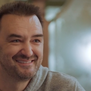 Cyril Lignac ému dans Rendez-vous en terre inconnue, capture d'écran France Télévisions