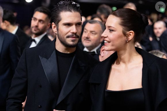 Il s'agit bien entendu du téléphone portable. 

François Civil ,  Adèle Exarchopoulos - Cérémonie de la 50ème édition de la cérémonie des César à l'Olympia à Paris, France, le 28 février 2025 © Dominique Jacovides - Olivier Borde / Bestimage
