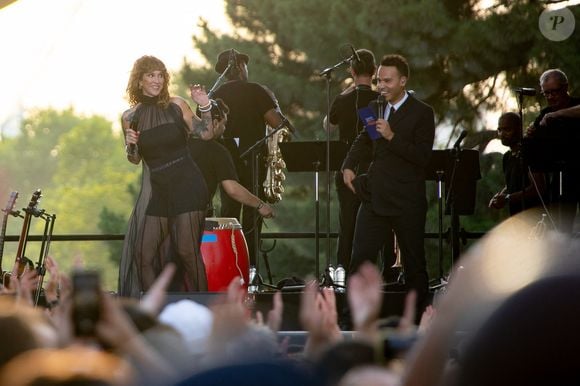 Daphné Bürki, Mohamed Bouhafsi - Soirée du "Grand Concert de la fête de la musique" au Jardin des Tuileries, autour de la vasque olympique, présentée par D. Bürki et M. Bouhafsi et retransmis en direct sur France 2 à Paris le 21 juin 2025. © Marc Ausset-Lacroix - Jack Tribeca - Christophe Clovis / Bestimage
