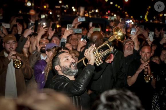 Exclusif - Ibrahim Maalouf joue dans la rue devant le Grand Rex à Paris après son concert le 17 avril 2024.

© Jack Tribeca / Christophe Clovis / Bestimage