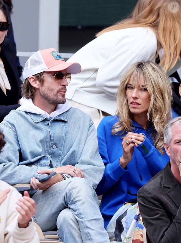 Philippe Lacheau et Elodie Fontan dans les tribunes lors des Internationaux de France de Tennis de Roland Garros 2025, à Paris, France, le 27 mai 2025. © Jacovides-Moreau/Bestimage