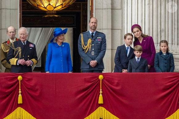 Le roi Charles III d'Angleterre et Camilla Parker Bowles, reine consort d'Angleterre, Le prince William, prince de Galles, Le prince George de Galles, Le prince Louis de Galles, La princesse Charlotte de Galles, Catherine (Kate) Middleton, princesse de Galles -  Buckingham Palace