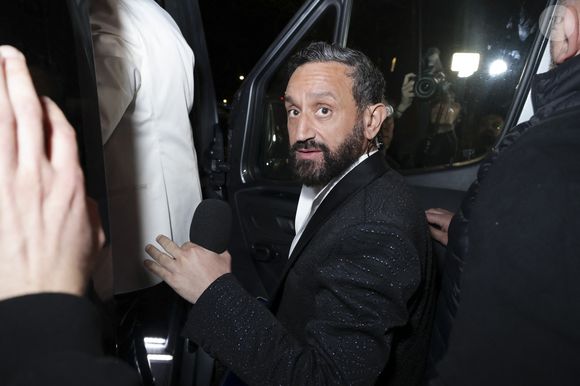 Exclusif - Cyril Hanouna - Les chroniqueurs et les invités quittent la dernière émission "Touche pas à mon poste" (TPMP) en bus pour se rendre devant le siège du groupe M6 à Neuilly-sur-Seine le 27 février 2025. © Jack Tribeca/Bestimage