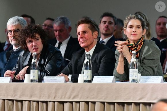 Vincent Lacoste, Alain Suguenot, maire de Beaune, et Alice Taglioni lors de la 165e vente aux enchères des Hospices de Beaune, le 16 novembre 2025. © Romain Doucelin / Bestimage