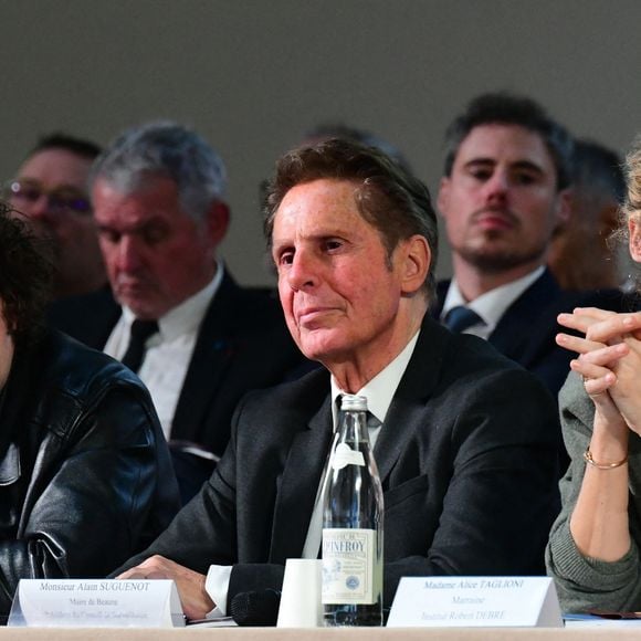 Vincent Lacoste, Alain Suguenot, maire de Beaune, et Alice Taglioni lors de la 165e vente aux enchères des Hospices de Beaune, le 16 novembre 2025. © Romain Doucelin / Bestimage