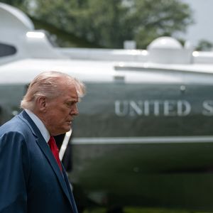 9 juin 2025, Washington, District de Columbia, USA : Le Président Donald Trump est revenu à la Maison Blanche depuis Camp David et a inspecté les projets de construction sur la pelouse sud, y compris un nouveau mât de drapeau qu'il a fait ajouter à l'enceinte de la Maison Blanche. (© Andrew Leyden/ZUMA Press Wire)