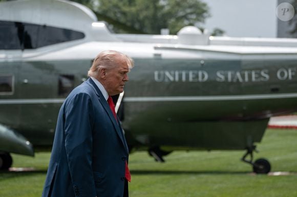 9 juin 2025, Washington, District de Columbia, USA : Le Président Donald Trump est revenu à la Maison Blanche depuis Camp David et a inspecté les projets de construction sur la pelouse sud, y compris un nouveau mât de drapeau qu'il a fait ajouter à l'enceinte de la Maison Blanche. (© Andrew Leyden/ZUMA Press Wire)