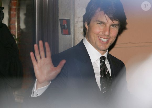 Tom Cruise et Katie Holmes avec leur bébé Suri quittent leur fête de pré-mariage au restaurant 'NINO' à Rome, Italie, le 16 novembre 2006. Photo by ABACAPRESS.COM