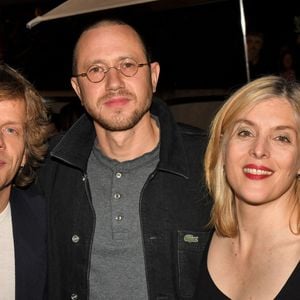 Alex Lutz, Bastien Bouillon et Valerie Donzelli durant la soirée de clôture du festival Cinéroman au Pathé gare du Sud, à Nice le 4 octobre 2025. © Bebert-Jacovides/Bestimage