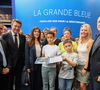 Hier, d'innombrables personnalités n'auraient pour rien au monde loupé cette inauguration à l'instar de Christian Estrosi, actuel maire de Nice ou même Laurent Hottiaux, nouveau préfet des Alpes-Maritimes !
Laurent Hottiaux, Christian Estrosi, l'ambassadrice du Maroc en France, Olivier Poivre d'Arvor et Richard Chemla, recevant les propositions des éléves niçois pour le traité des Océans - Visite inaugurale de "La Baleine", le temps de l'UNOC, la conférence de l'ONU sur les océans, en présence de Christian Estrosi, le maire de Nice, Olivier Poivre d’Arvor, l'ambassadeur pour les pôles et les enjeux maritimes au Ministère de l’Europe et des Affaires étrangères, Laurent Hottiaux, le nouveau préfet des Alpes-Maritimes, Ashok Adicéam, le délégué général de l'UNOC en charge du projet, Richard Chemla. l'adjoint délégué à la transition écologique et énergétique, à la santé et au bien-être, et Olivier Bettati, délégué général de la mission UNOC à la mairie de Nice, au Palais des expositions à Nice, le 2 juin 2025.
© Bruno Bebert/Bestimage